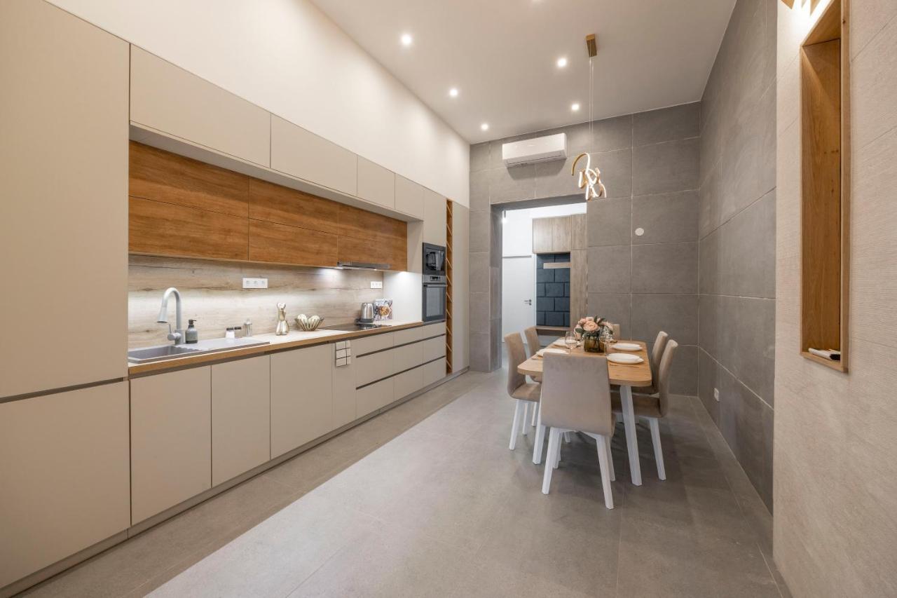 Luxurious & Spacious Central Residence With Balcony Budapest Bagian luar foto