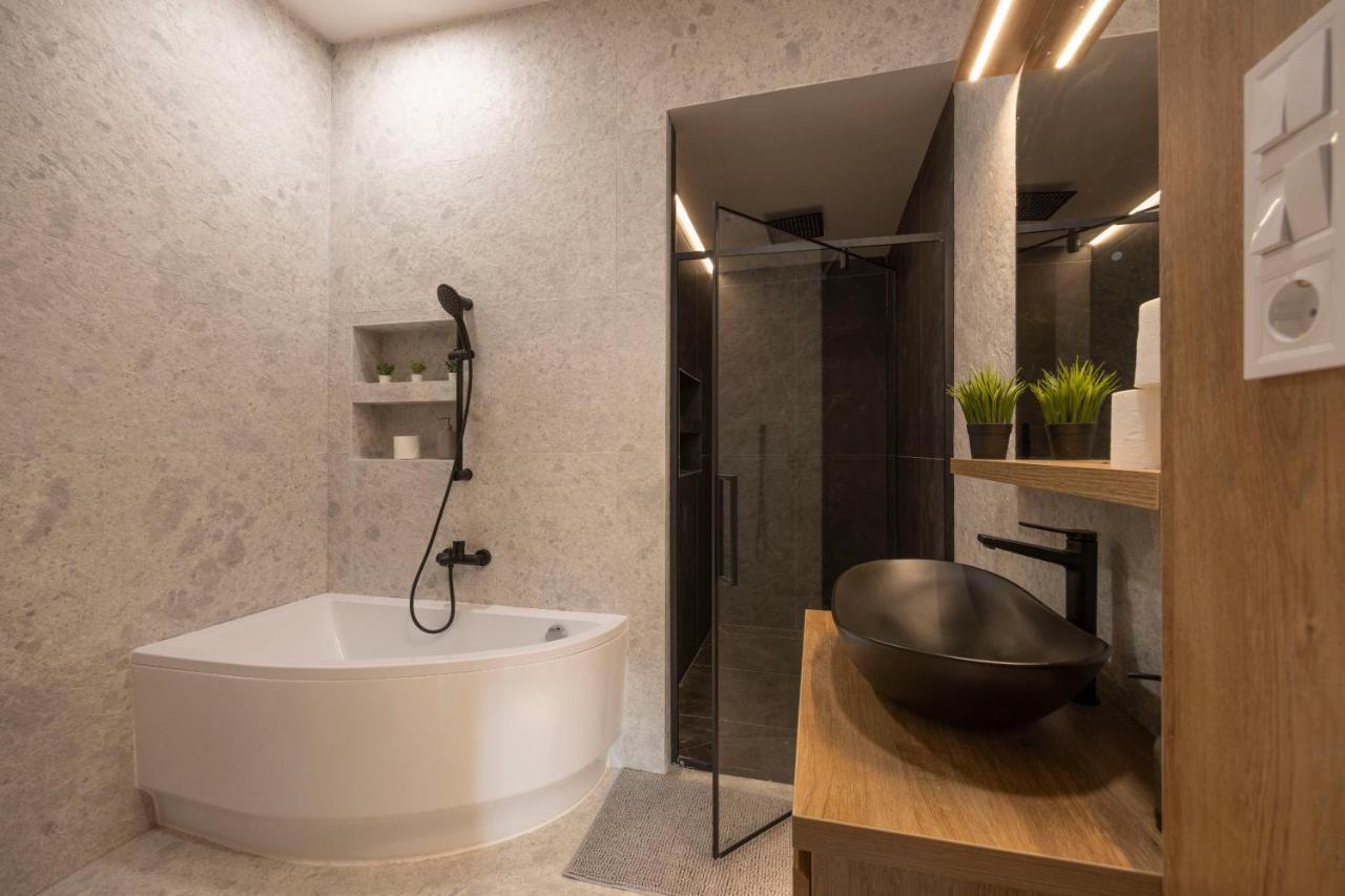 Luxurious & Spacious Central Residence With Balcony Budapest Bagian luar foto
