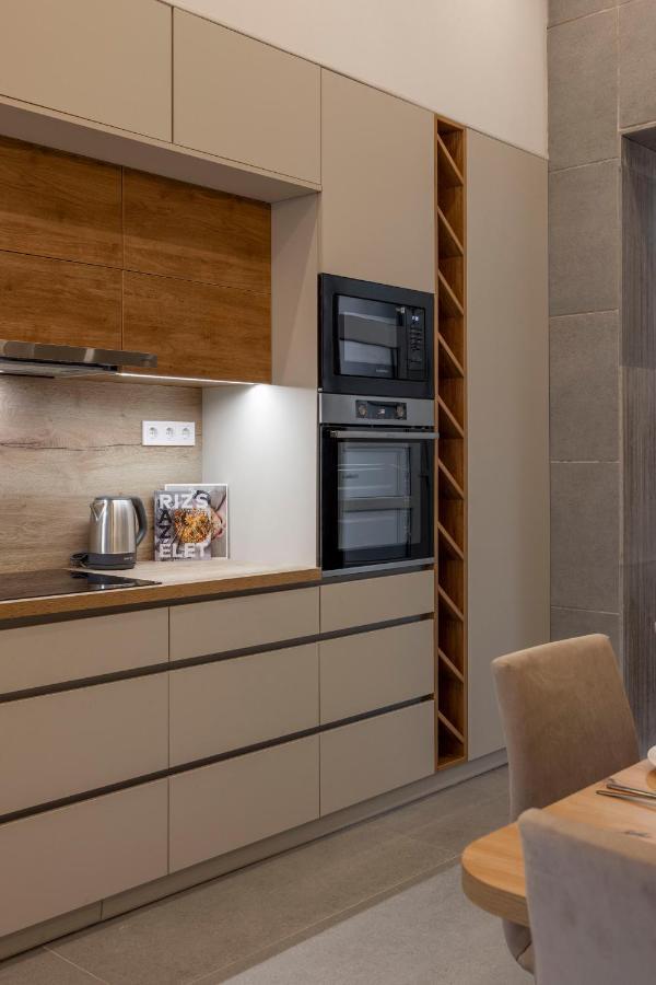 Luxurious & Spacious Central Residence With Balcony Budapest Bagian luar foto